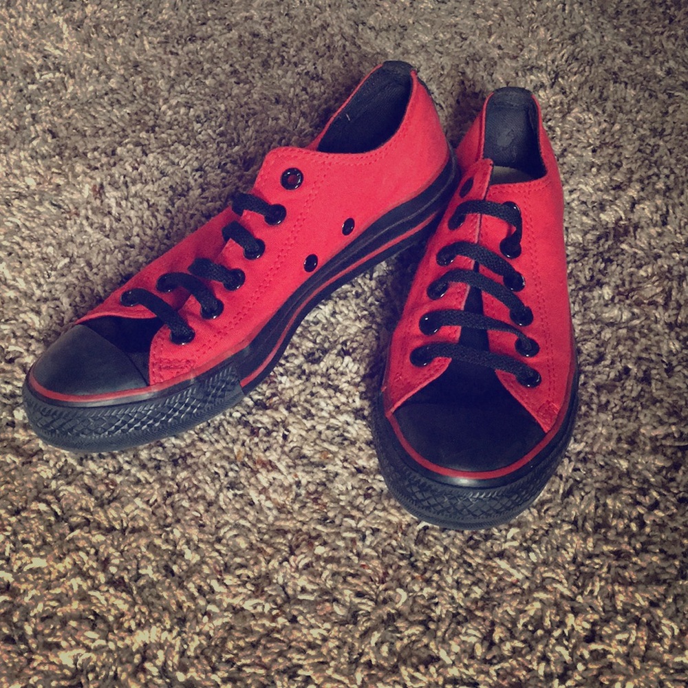 Converse Low Top Red Black